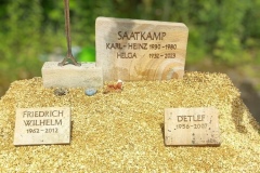 Lengerich-Grabstein-Sandstein-mit-Bronzekreuz-Bronzeschrift