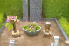 Mastholte-Grabstein-mit-Einfassung-Grablaterne-Grabvase