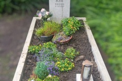 Oerlinghausen-Einzelgrab-Hedera-Kalkstein-geschliffen-Bronzekreuz