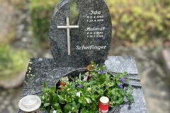 Ruethen-Urnengrab-Steel-Grey-Links-geschliffen-Rechts-poliert-Ornament-Edelstahlkreuz