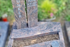 Sassenberg-Zweiteiler-in-Himalaya-Granit-und-poliert