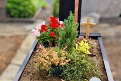 Spellen-Einzelwahlgrab-Black-Granit-Roter-Travertin-Mattschliff-Hellgraue-Schrift