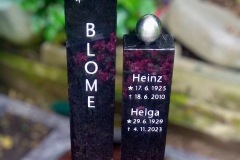 Ubbedissen-Urnendoppelgrab-Black-Granit-Poliert-Ornament-vertieft-Sterne-mit-Swarovskisteinen-Einfassung-in-Blue-Violet-poliert