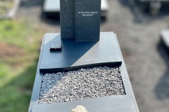 Walstedde-Einzelgrab-Sora-Granit-Geschliffen-Rose-Einfassung-in-black-Granit-Porzellanbild-nach-Vorlage