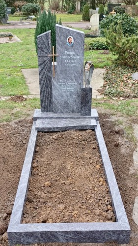 Angelmodde, Einzelwahlgrab mit Orion Grabstein, Bronzekreuz, Engel, Porzellanfoto, Teilabdeckplatte und Einfassung