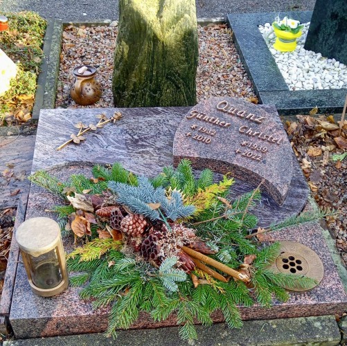 Bad Sassendorf, Urnengrab mit Liegestein, Bronzeschrift, Rose, Laterne, Versenkvase und Abdeckplatte