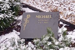 Black Liegestein, Rosenornament und vertiefter schrift