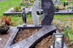 Bochum, Urnengrab mit Zweiteiler, Edelstahlkreuz, Madonna, Laterne, Versenkvase, Teilabdeckplatte und Einfassung