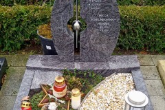 Delbrück, Urnengrab mit Orionzweiteler, Edelstahlkreuz, Laterne und Einfassung