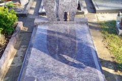 Einzelgrab mit Denkmal aus Orion, Bronzemadonna, Laterne, Versenkvase, Teilabdeckplatte und Einfassung
