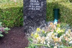 Ennigerloh, Doppelgrab mit Stele, Laterne und vertiefter Schrift