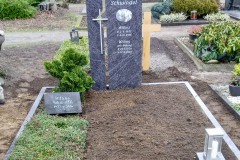 Eschendorf, Doppelgrab mit Orionzweiteiler, Porzellanfoto, Edelstahlkreuz, Laterne und Einfassung