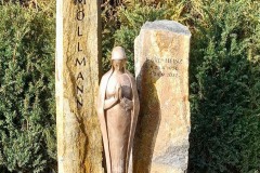 Füchtorf, Doppelgrab mit Basaltstelen, Madonna, und vertiefter schrift