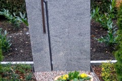 Füchtorf, Doppelgrab mit Himalaya zweiteiler, Bronzekreuz und Himalaya Granitbuch