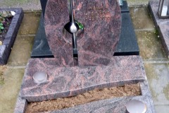 Gimbte, Urnendoppelgrab mit Urnenstein, Edelstahlkreuz, Laterne, Versenkvase, Teilabdeckplatten und Einfassung