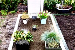 Harsewinkel, Einzelgrab mit Ocean Beige Stele, Kreuz und Einfassung