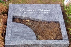 Hasbergen, Urnengrab mit Teilabdeckplatten, Einfassung und vertiefter Schrift