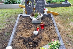 Herford, Einzelgrab mit Orion Zweiteiler, Edelstahlkugel, Laterne, Viertelkreisplatten und Einfassung