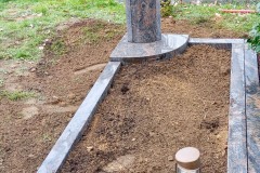 Hilden, Einzelgrab mit Barapstele, Laterne und Einfassung