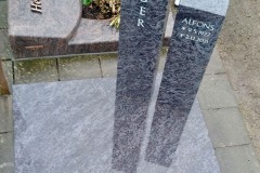 Hörste, Urnengrab mit Doppelstele, Laterne, Versenkvase, Ährenornament und Vollabdeckung