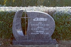 Hoetmar, Doppelgrab mit Breitstein, Sockel und Bronzekreuz