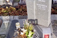 Horn, Urnengrab mit Urnenstein, Edelstahlkugel, Laterne und Teilabdeckplatte