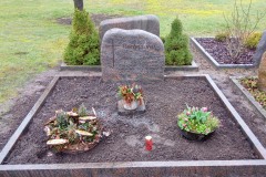 Ladbergen, Doppelgrab mit Breitsteinfelsen, Kreuzornament und Einfassung