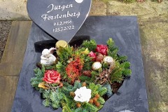 Ladbergen, Urnengrab mit Granitherz,Porzellanfoto, Versenkvase und Teilabdeckplatte