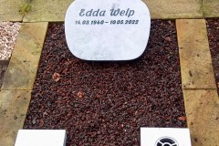 Ladbergen, Urnengrab mit Liegestein und Versenkvase