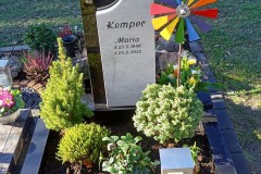 Ladbergen, Urnengrab mit Urnenstein, Laterne, Kreuz und Einfassung