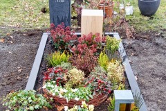 Lippborg, Einzelgrab mit Serpentinstele, Laterne und Einfassung