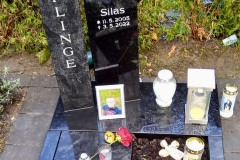 Lippstadt, Urnengrab mit Grabstein, Laterne, Versenkvase, Sternenhimmel, Teilabdeckplatte und Einfassung