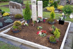 Lotte-Wersen, Doppelgrab mit Doppelstele, Herzen und Einfassung