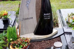 Marienfeld, Urnendoppelgrab mit Urnenstein, Rose, Laterne, Teilabdeckplatten und Einfassung