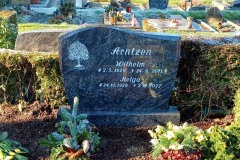 Melle, Doppelgrab mit Orionbreitstein, Sockel, Baumornament und vertiefter Schrift