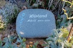 Melle, Granitliegestein mit Ornament und vertiefter schrift