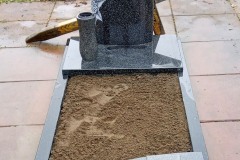 Metelen, Einzelgrab mit Impalastele, Blumenornament, Laterne, Vase, Teilabdeckplatten und Einfassung