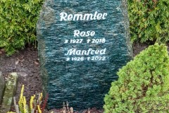 Milte, Doppelgrab mit Felsen und vertiefter schrift