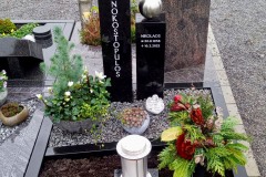 Neubeckum, Doppelgrab mit Urnenstein, Edelstahlkugel, Laterne und Einfassung