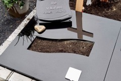 Neubeckum, Urnendoppelgrab mit Granitbuch, Abdeckplatte, Versenkvase und Edelstahlschrift