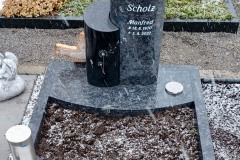 Neubeckum, Urnendoppelgrab mit Urnenstein, Laterne, Versenkvase, Pusteblume, Teilabeckung und Einfassung