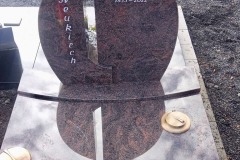 Neubeckum, Urnenstein mit Abdeckplatte, Laterne und Versenkvase