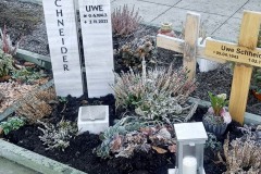 Niederense, Urnengrab mit Marmorstele, Laterne und Versenkvase