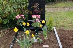 Oberhausen, Einzelgrab mit Black Granit Denkmal, Laterne und Einfassung