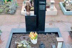 Ochtrup, Urnendoppelgrab mit Bronzemadonna, Laterne und Einfassung