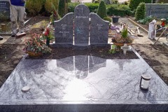 Oelde, Doppelgrab mit Oriondreiteiler, Sockel, Laterne, Versenkvase, Teilabdeckplatte und Einfassung