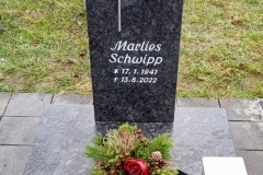 Oestereiden, Urnengrab mit Urnenstein, Edelstahlkreuz, Teilabdeckplatte und Einfassung