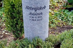 Orion Urnenstele mit vertiefter schrift