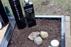 Osnabrück, Urnengrab mit Black Urnenstelen, Edelstahökugel, Laterne und Einfassung