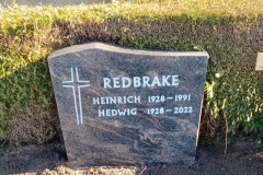 Ostbevern, Doppelgrab mit Breitstein, Kreuz und vertiefter Schrift